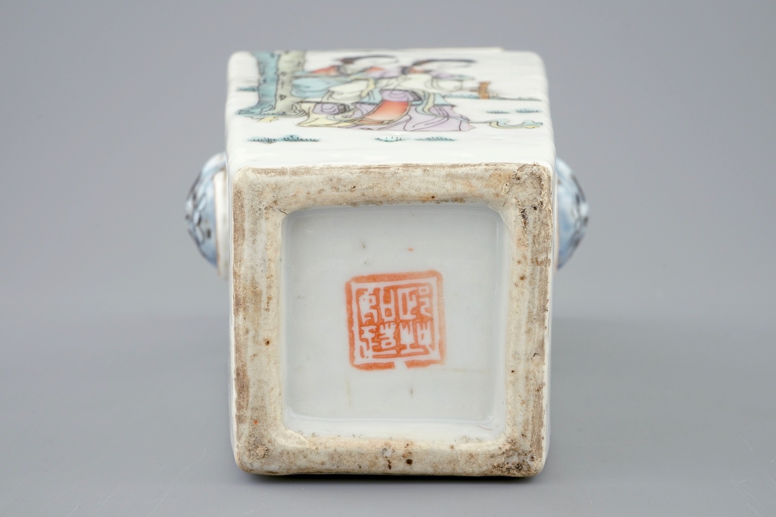 A square Chinese qianjiang cai vase, 19/20th C. H.: 21,5 cm Condition reports and high resolution - Image 7 of 7