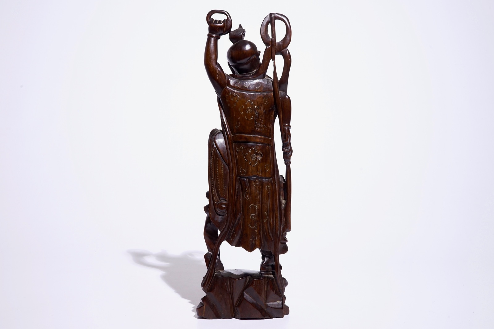 A large Chinese carved and inlaid wood figure, 19/20th C. H.: 43 cm Condition reports and high - Image 4 of 7