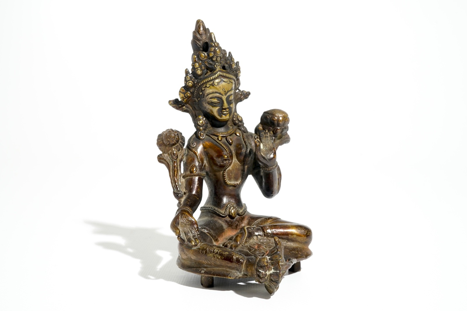 A Sino-Tibetan gilt bronze figure of Green Tara (Syamatara), 17/18th C. Dim.: 15 x 9,5 x 11 cm