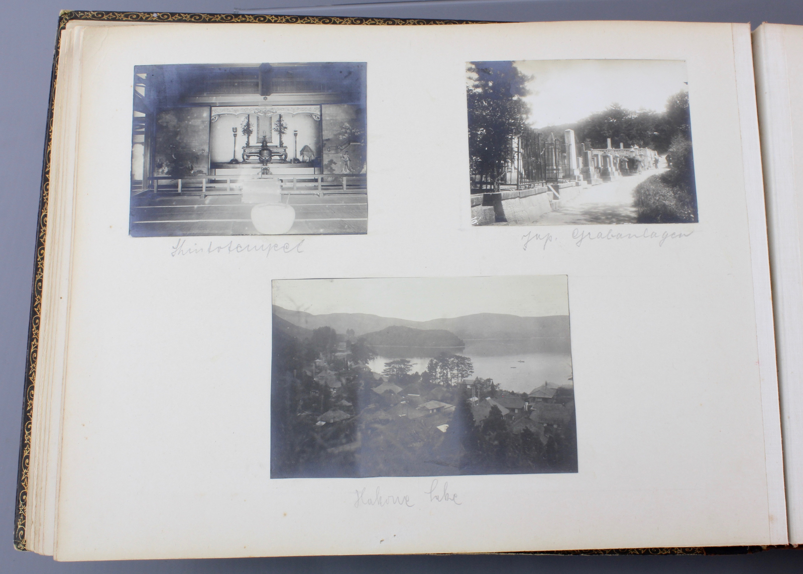 An album with photos of Chine and Japan, ca. 1900 A nice probably Japanese laquer covered album with - Image 16 of 44