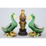 A Ming sancai Guanyin and a pair of verte biscuit figures of ducks, 18/19th C. H.: 33 cm (the