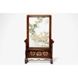 A Chinese table screen with a qianjiang cai plaque, 19/20th C. Dim.: 42,5 x 29 cm (the plaque)H.: 59