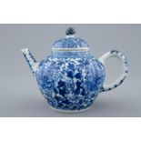 A Chinese blue and white teapot and cover, Kangxi H.: 10,5 cm Condition reports and high