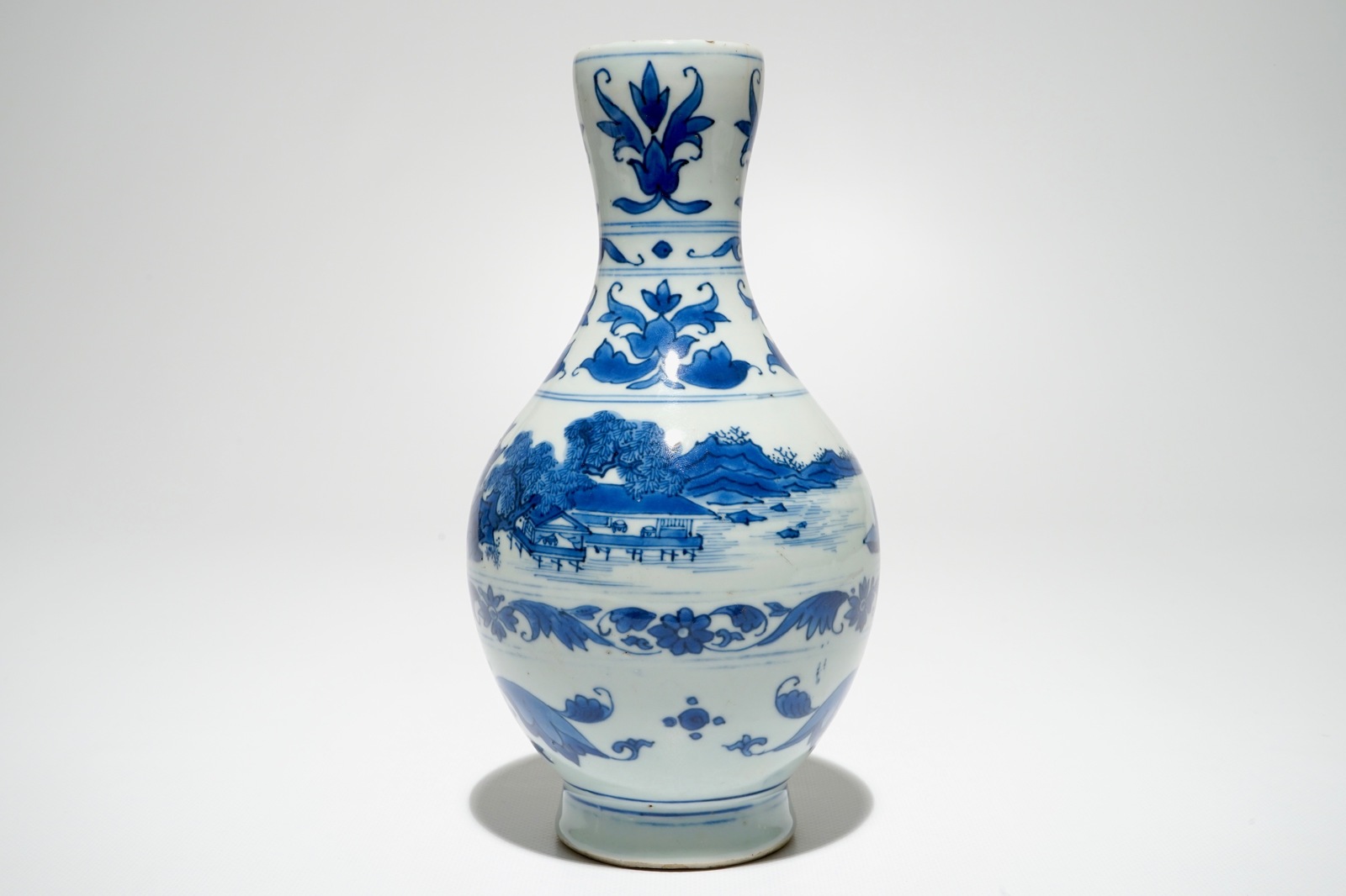 A Chinese blue and white jug with landscape design, Transitional period, Chongzhen H.: 24 cm - Image 3 of 7
