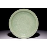 A Chinese celadon dish with incised floral design, 19th C. Dia.: 29,5 cm Condition reports and