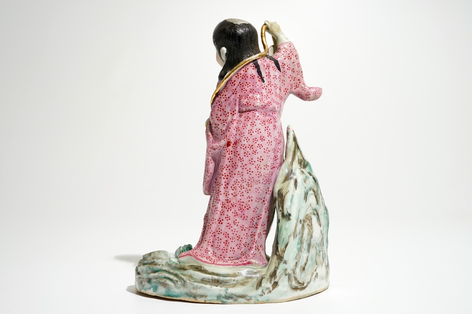 A Chinese famille rose figure of Liu Hai with the toad, 20th C. H.: 25,5 cm Condition reports and - Bild 4 aus 7