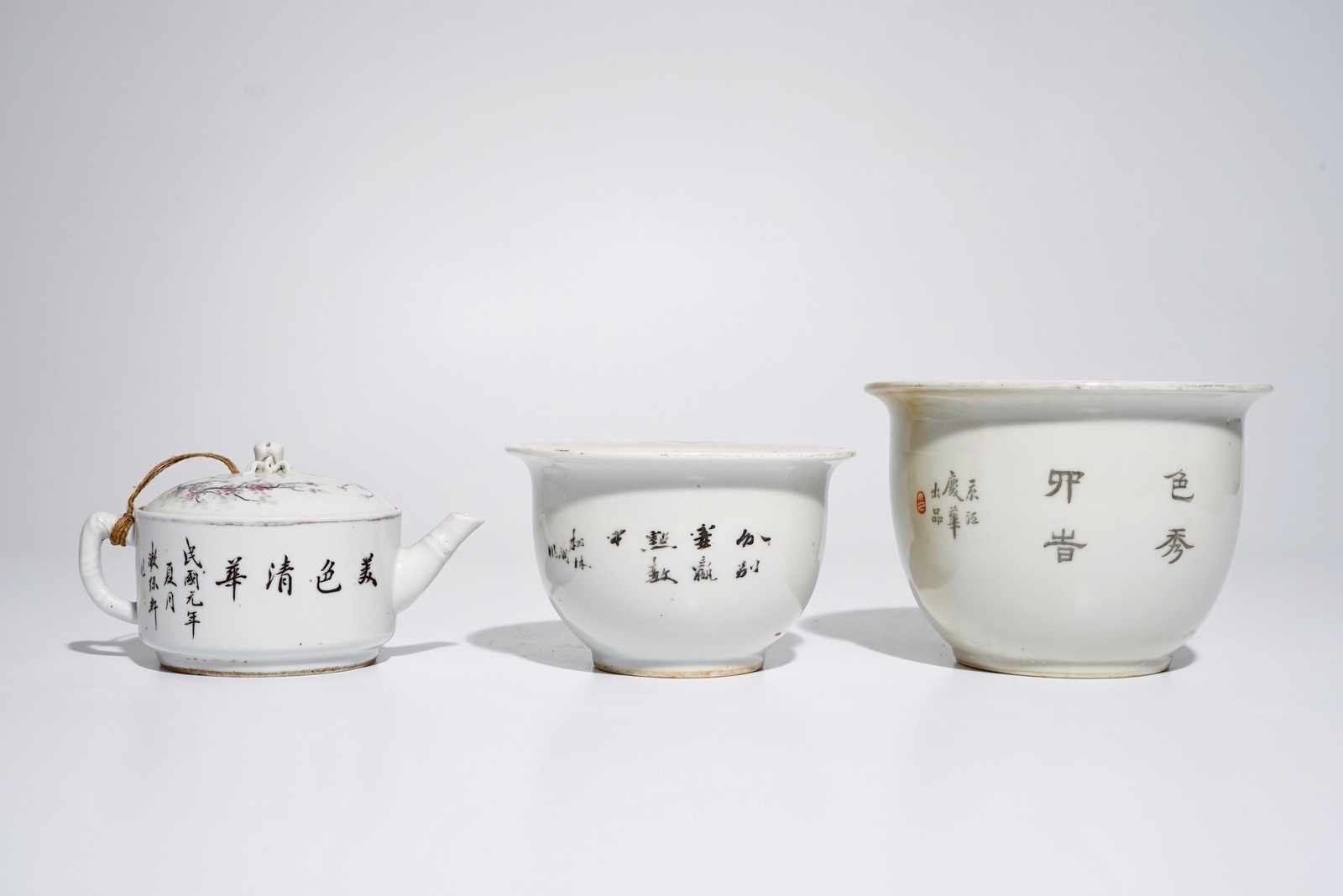 A varied lot of Chinese qianjiang cai porcelain, 19/20th C. Dia.: 17 cm - H.: 12 cm (largest bowl) - Image 6 of 9