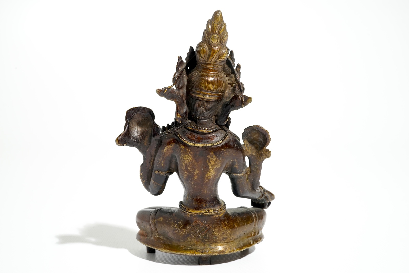 A Sino-Tibetan gilt bronze figure of Green Tara (Syamatara), 17/18th C. Dim.: 15 x 9,5 x 11 cm - Image 3 of 7