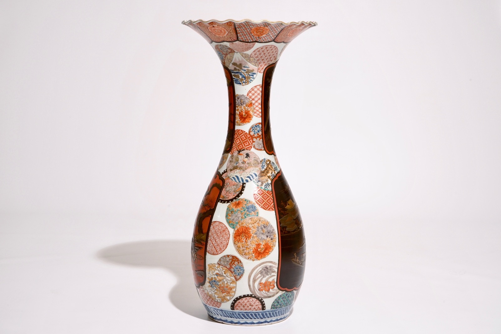 A Japanese Imari vase with lacquer reserves, Meiji, 19th C. H.: 62 cm Condition reports and high - Image 4 of 6