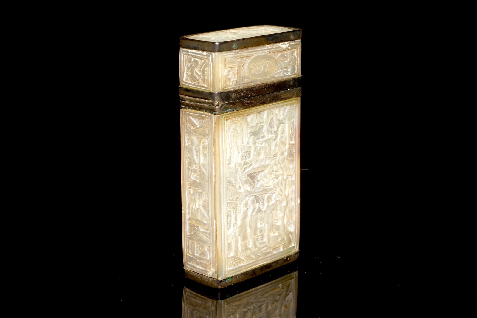 A Chinese mother of pearl cigarette box with relief design, 19th C. Dim.: 7,5 x 4 x 1,5 cm Condition
