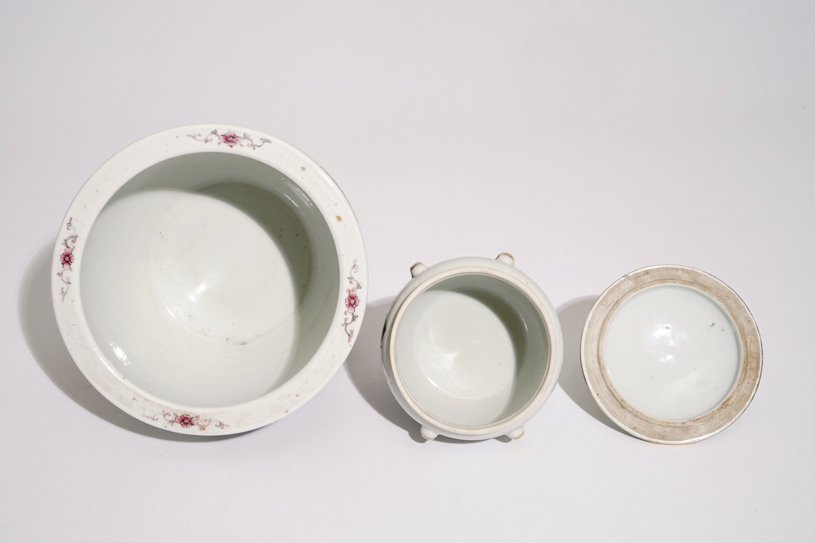 A Chinese qianjiang cai food bowl and cover and a famille rose flowerpot, 19/20th C. Dia.: 21 cm - - Image 6 of 7