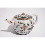 A Chinese bullet-shaped verte-imari teapot with a bird on a branch, Kangxi L.: 17 cm - H.: 9,5 cm