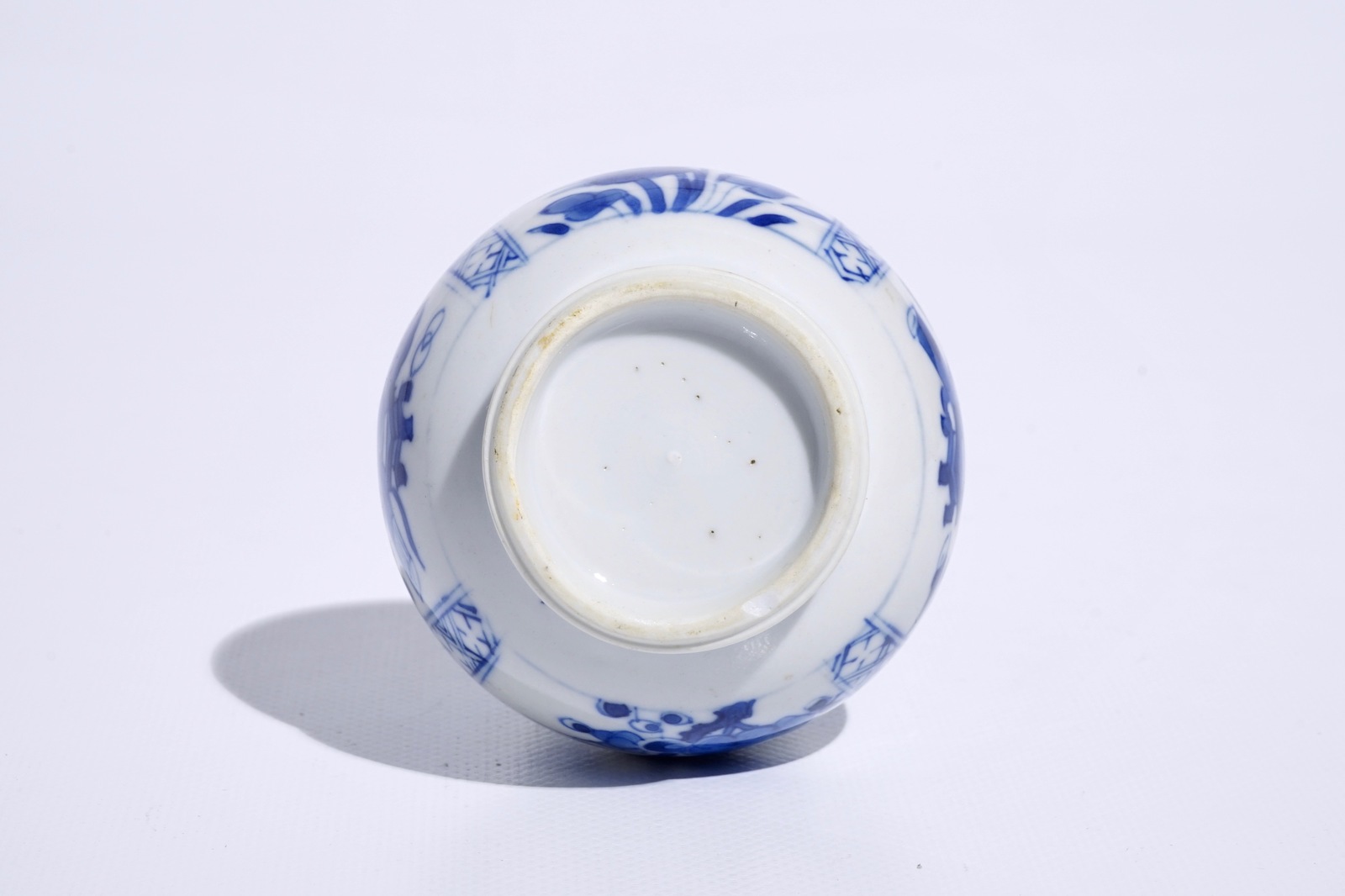 A blue and white Chinese double gourd vase with design of antiquities, Kangxi H.: 18 cm Condition - Image 5 of 6