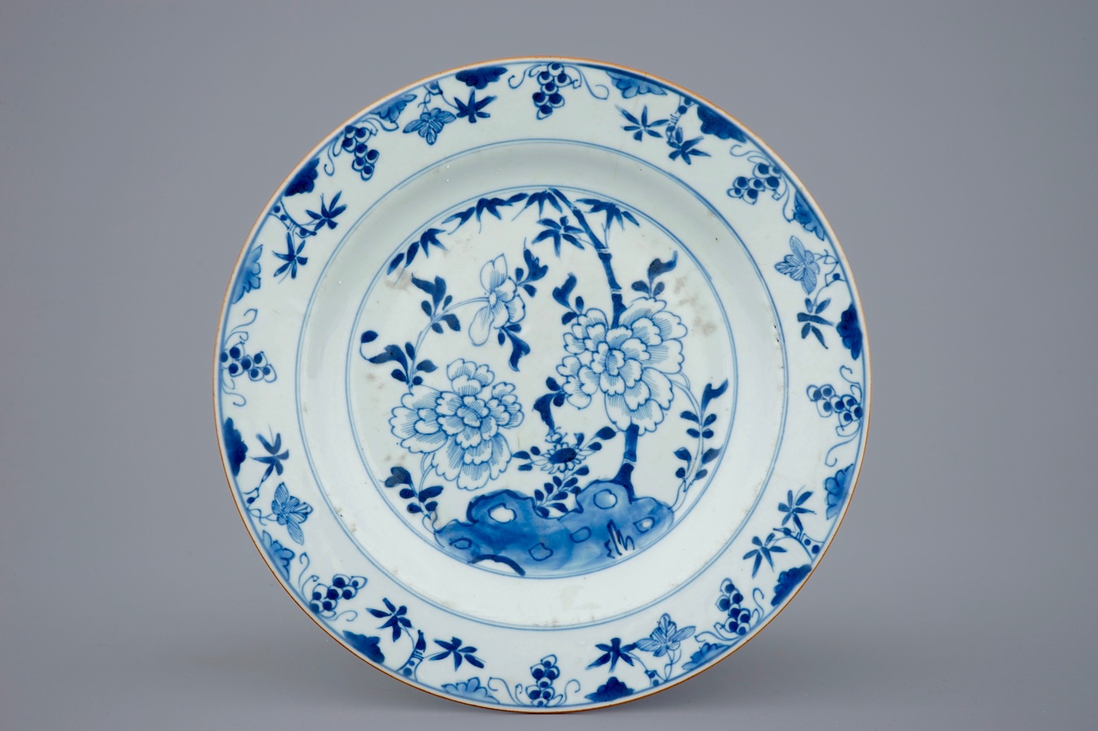 Two Chinese blue and white oval dishes and a plate, Qianlong Dia.: 28 cm (the round plate) Condition - Image 4 of 5