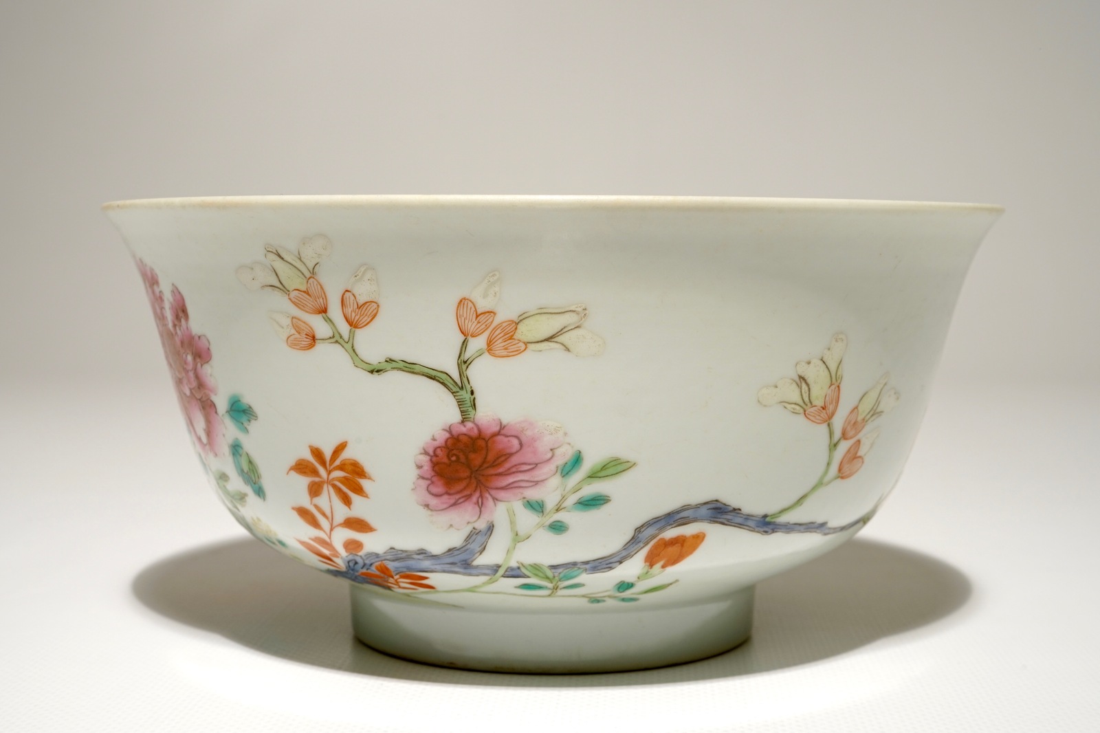 A Chinese famille rose bowl, Daoguang mark, 19/20th C. Dia.: 18,5 cm - H.: 9 cm Condition reports - Bild 4 aus 6