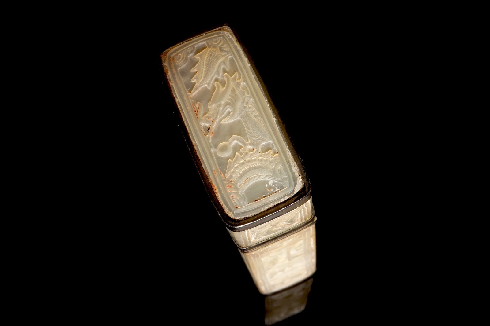 A Chinese mother of pearl cigarette box with relief design, 19th C. Dim.: 7,5 x 4 x 1,5 cm Condition - Image 7 of 8
