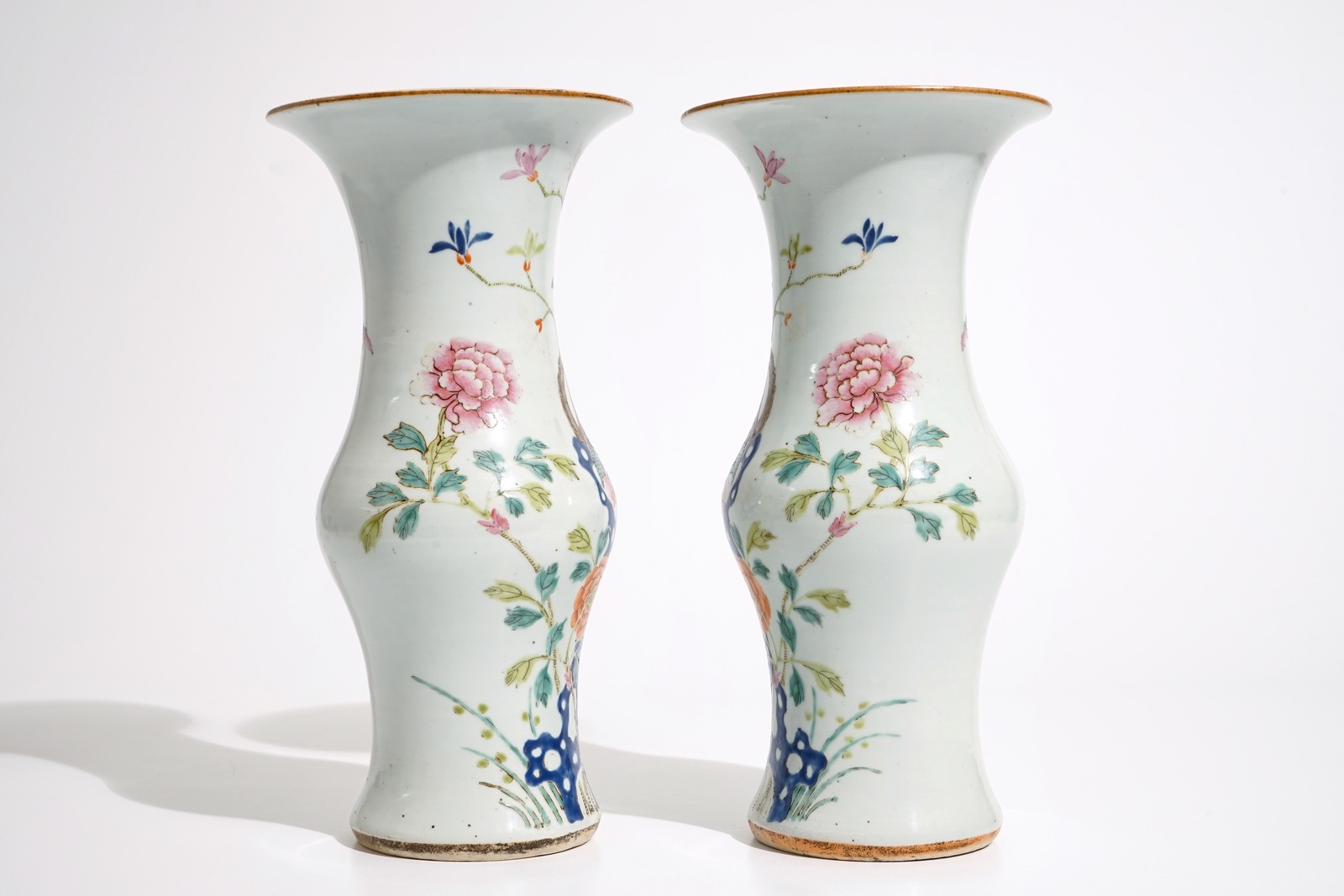 A pair of Chinese famille rose yenyen vases with pheasants, 19th C. H.: 37 cm Condition reports - Image 2 of 6