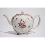 A Chinese famille rose export teapot with twisted handle, Qianlong L.: 19 cm - H.: 11,5 cm Condition