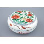 A round Chinese famille verte box with cover, Kangxi Dia.: 10,5 cm - H.: 4,5 cm Condition reports