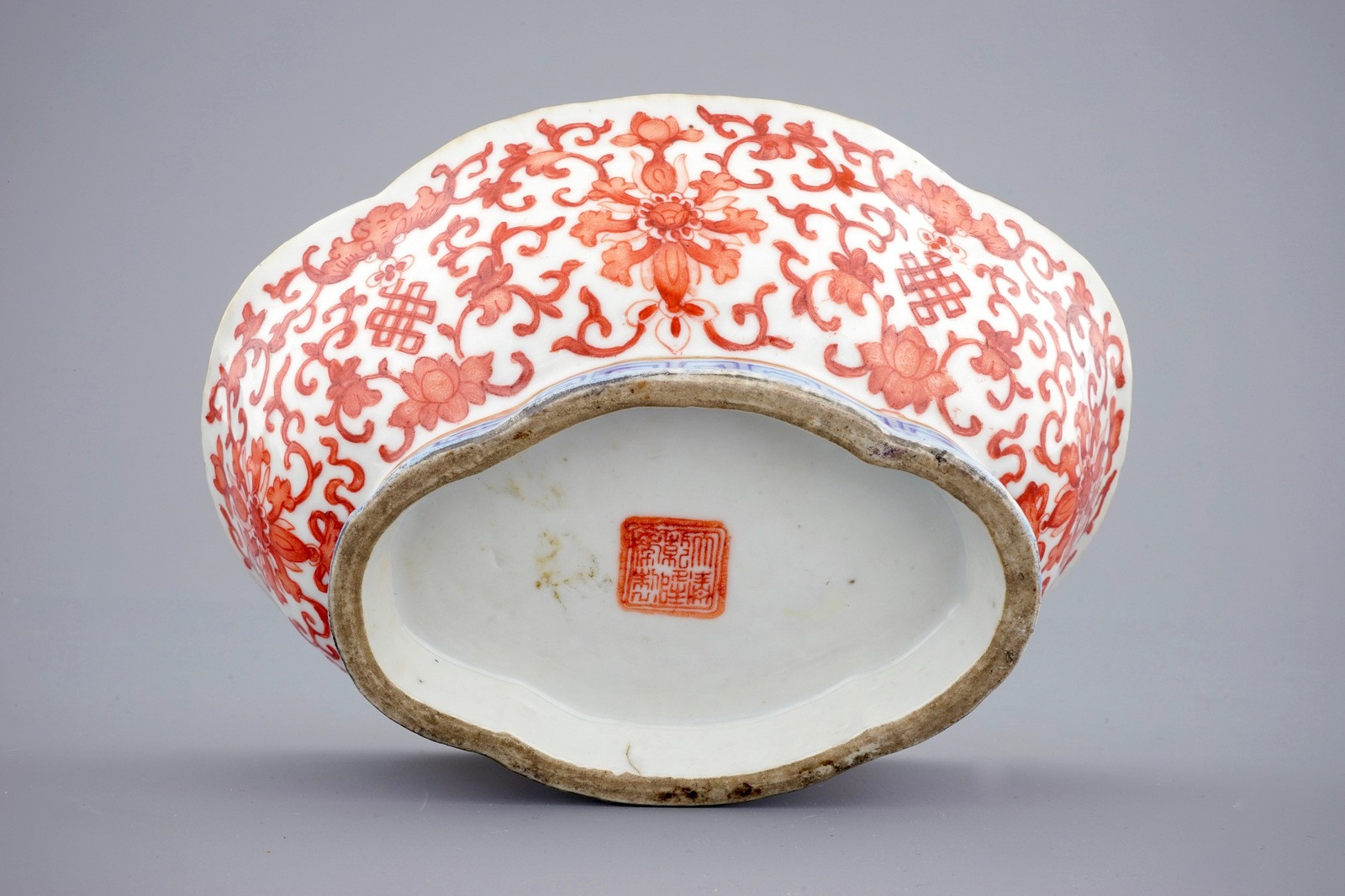 A varied lot of Chinese porcelain, 18/19th C. Dia.: 29 cm (the dish) Dim.: 18,5 x 14,5 x 6 cm (the - Bild 14 aus 19