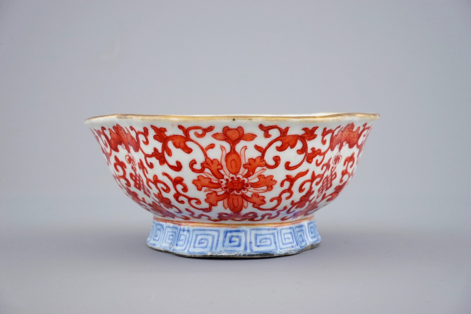 A varied lot of Chinese porcelain, 18/19th C. Dia.: 29 cm (the dish) Dim.: 18,5 x 14,5 x 6 cm (the - Bild 10 aus 19