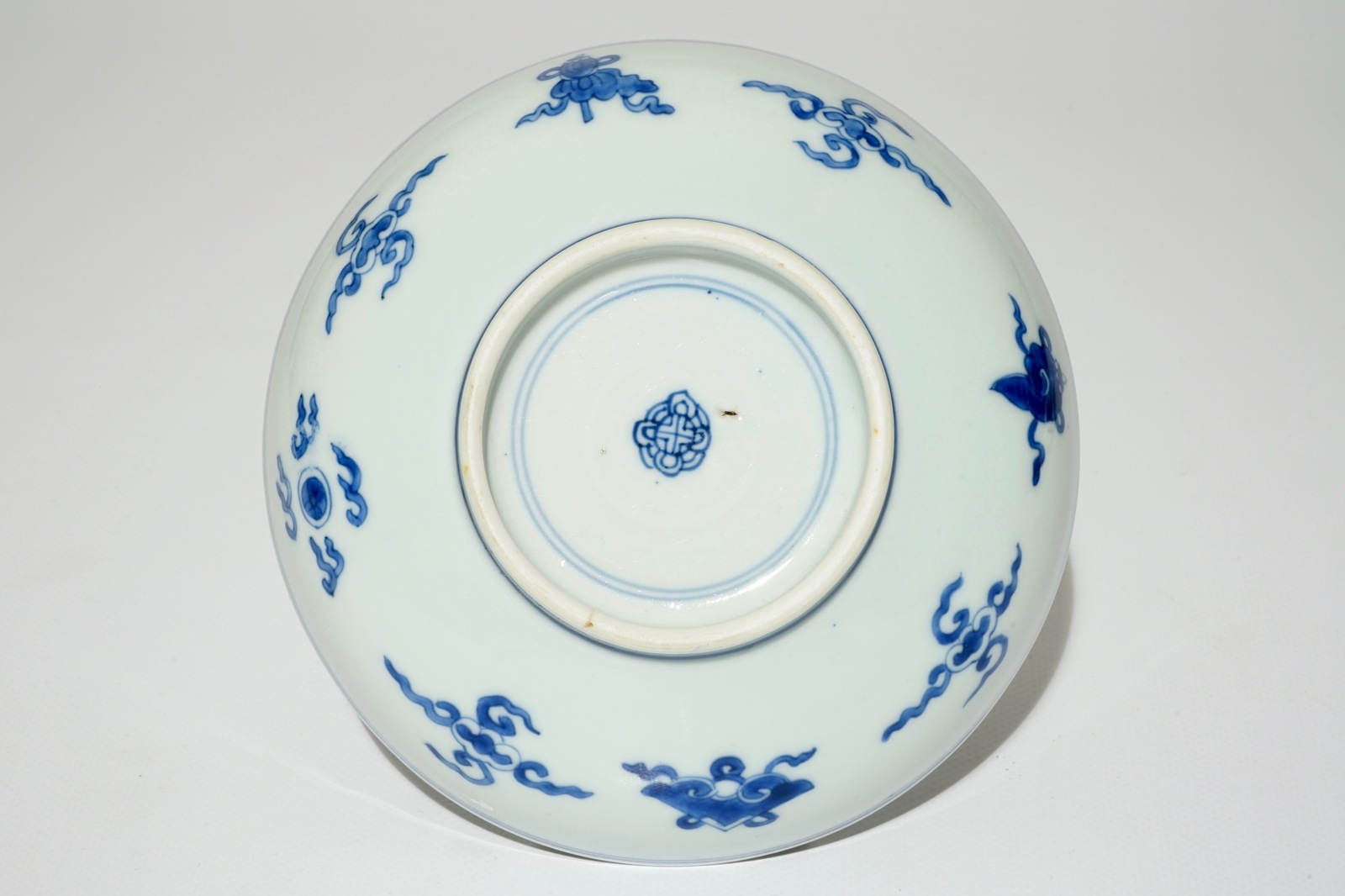 A Chinese blue and white plate with flying cranes, Kangxi Dia.: 15,5 cm - H.: 5 cm Condition reports - Image 2 of 3