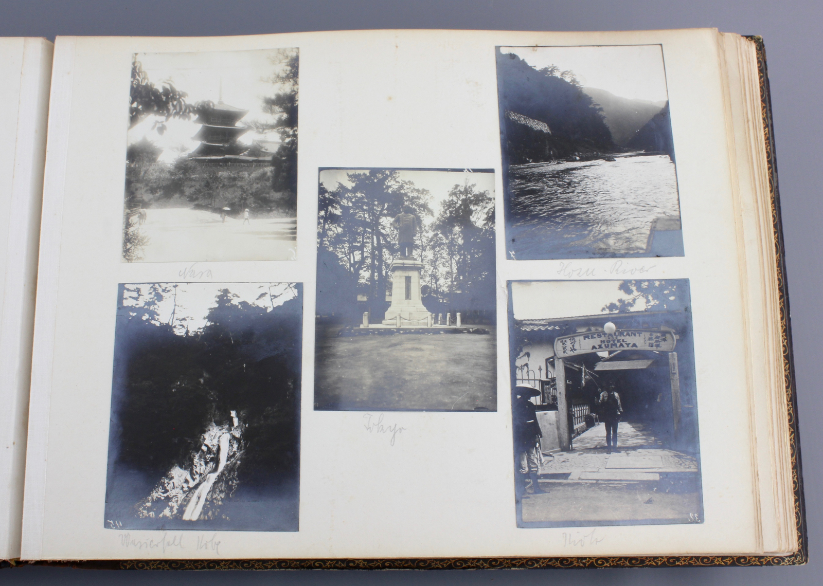 An album with photos of Chine and Japan, ca. 1900 A nice probably Japanese laquer covered album with - Image 32 of 44
