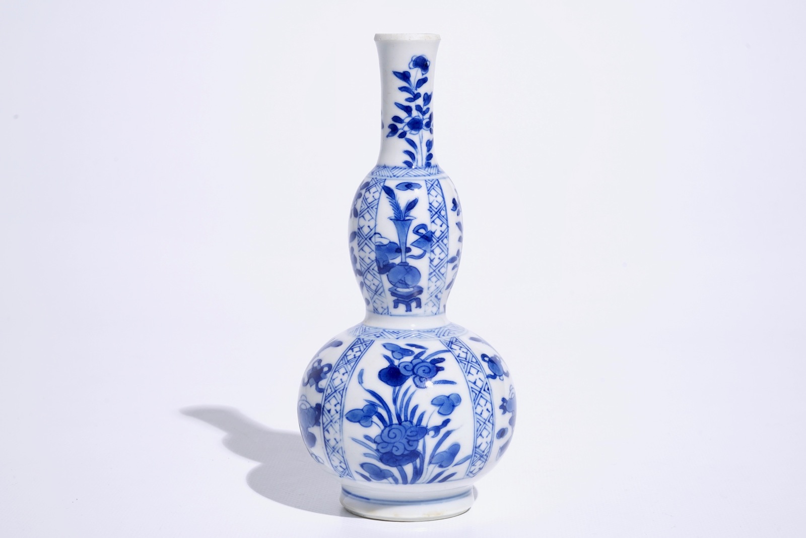 A blue and white Chinese double gourd vase with design of antiquities, Kangxi H.: 18 cm Condition - Image 4 of 6