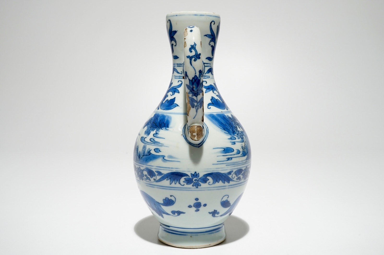 A Chinese blue and white jug with landscape design, Transitional period, Chongzhen H.: 24 cm - Image 5 of 7