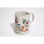 A Chinese famille rose mug with flowers and rockwork, Qianlong Dia.: 10 cm - H.: 9,5 cm Condition