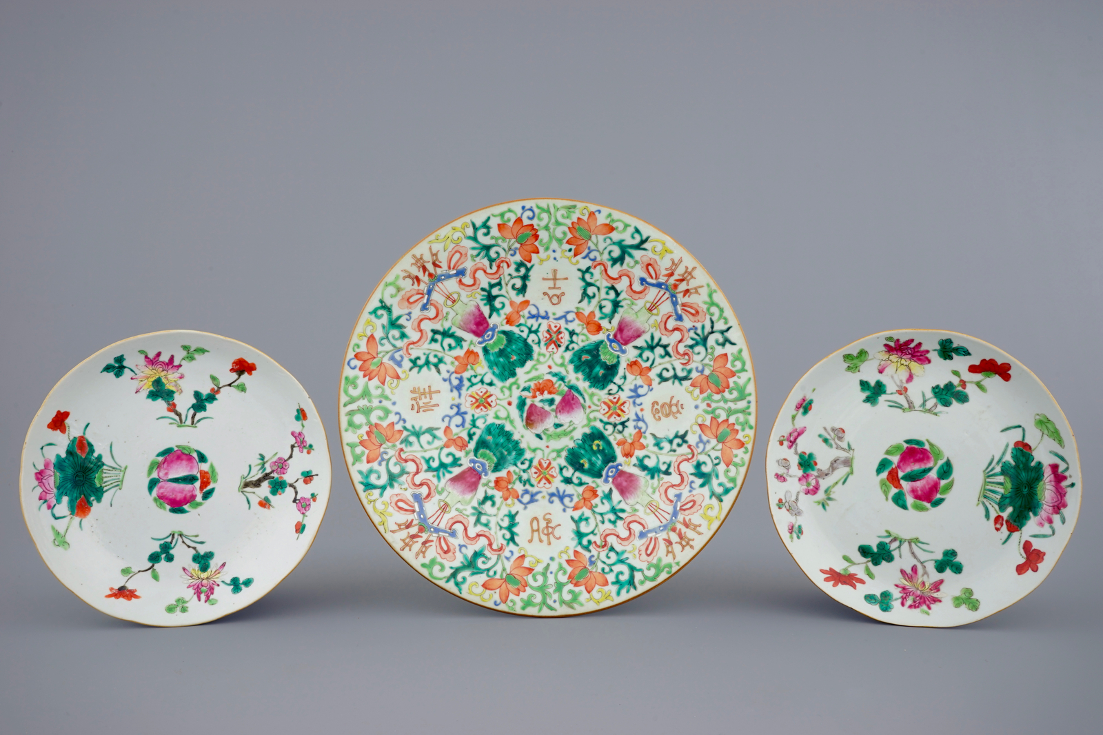 A Chinese famille rose charger and a pair of plates, 19th C. Dia.: 34 cm (the dish) Condition