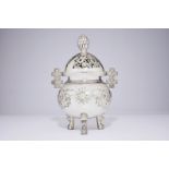 A Chinese silver tripod incense burner and cover with dragons, 19th C. Dim.: H.: 32,5 cm - L.: 22 cm