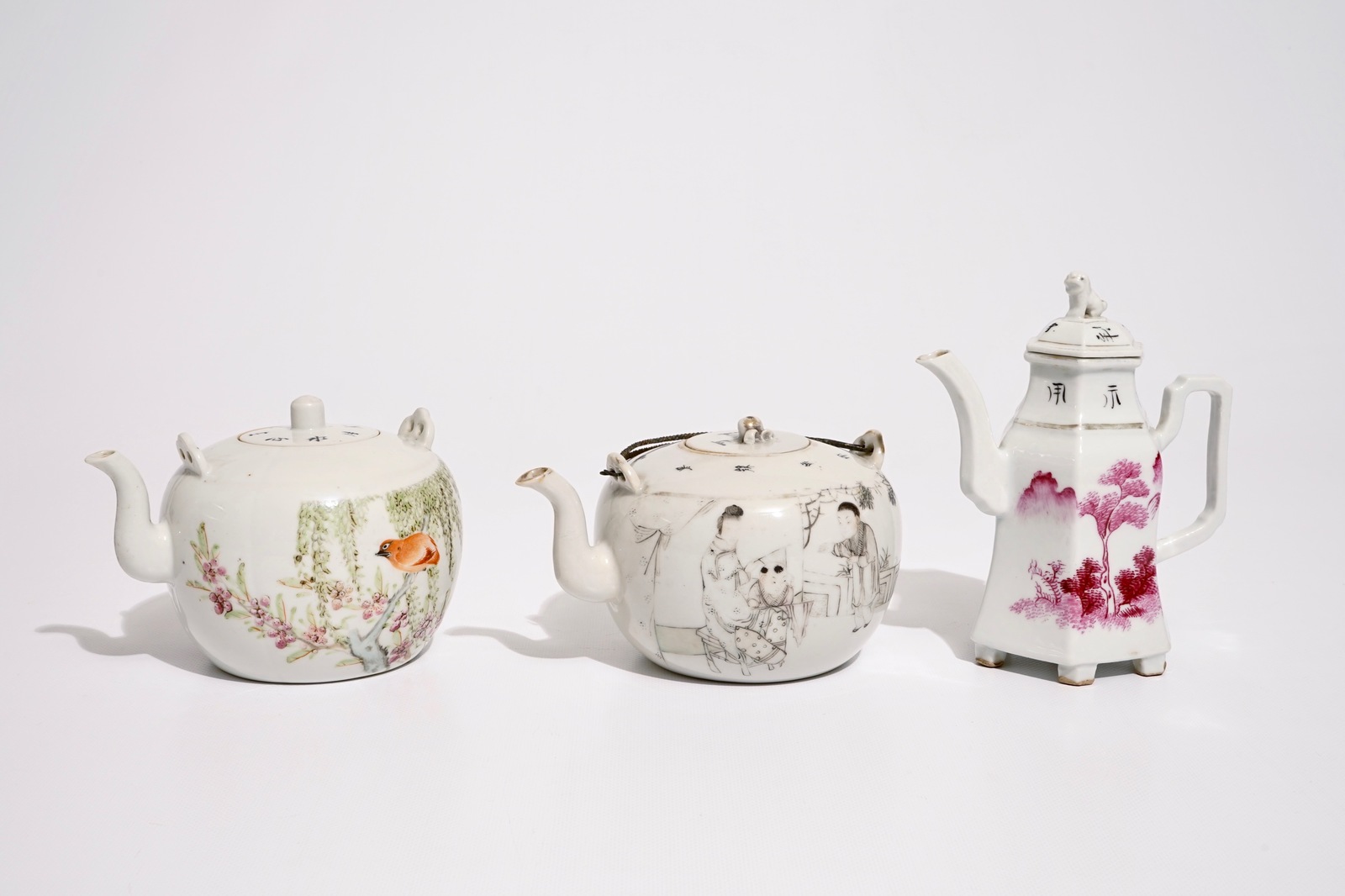 Two Chinese qianjiang cai teapots and a wine jug, 19/20th C. Dim.: H.: 17,5 cm - L.: 15 cm - W.: 9