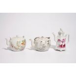 Two Chinese qianjiang cai teapots and a wine jug, 19/20th C. Dim.: H.: 17,5 cm - L.: 15 cm - W.: 9