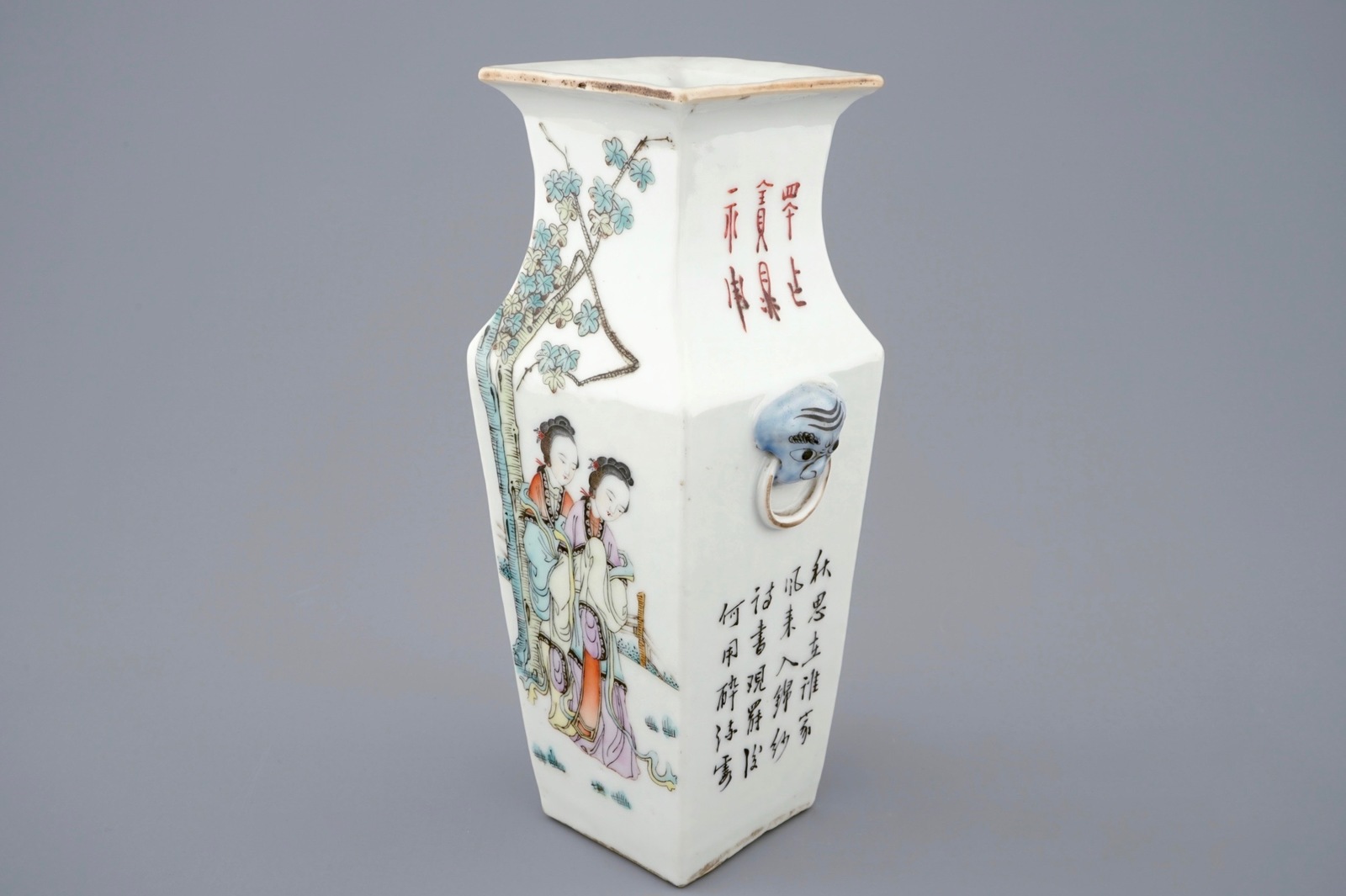 A square Chinese qianjiang cai vase, 19/20th C. H.: 21,5 cm Condition reports and high resolution