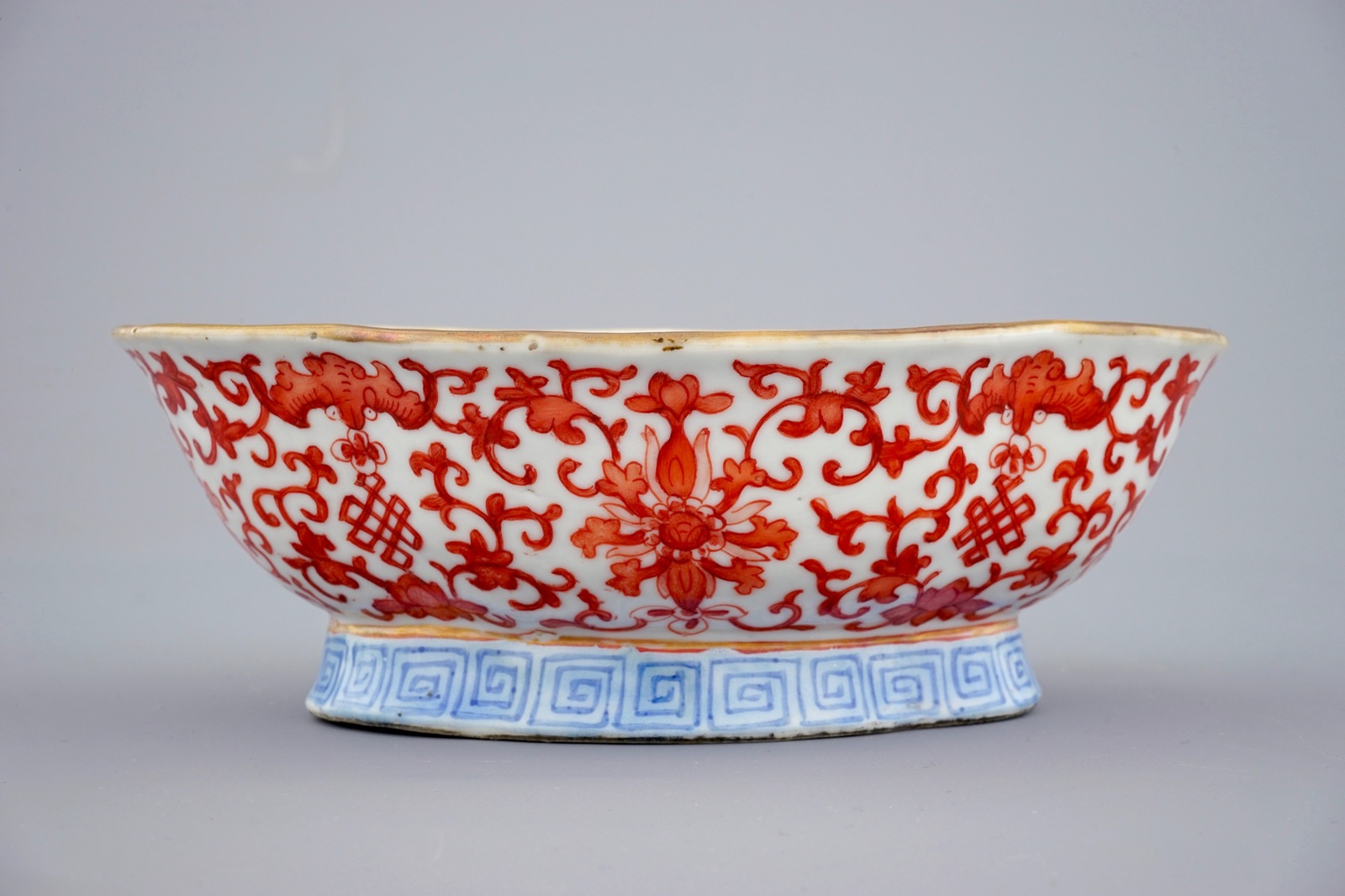 A varied lot of Chinese porcelain, 18/19th C. Dia.: 29 cm (the dish) Dim.: 18,5 x 14,5 x 6 cm (the - Bild 9 aus 19