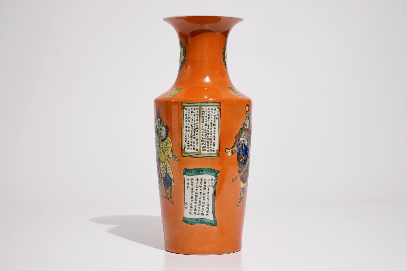 A Chinese famille rose on coral ground Wu Shuang Pu rouleau vase, 20th C. H.: 41,5 cm Condition - Bild 4 aus 6