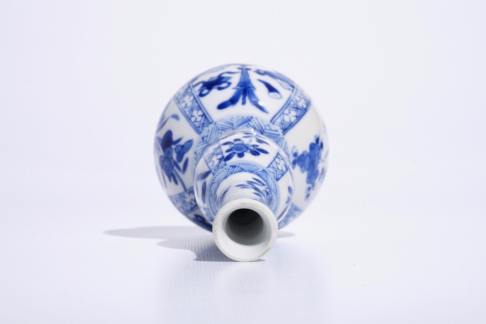 A blue and white Chinese double gourd vase with design of antiquities, Kangxi H.: 18 cm Condition - Image 6 of 6