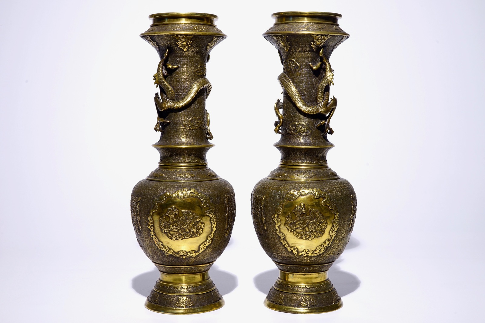 A pair of Japanese gilt brass vases with applied dragons, Meiji/Taisho, 19/20th C. H.: 49,5 cm - Bild 3 aus 6