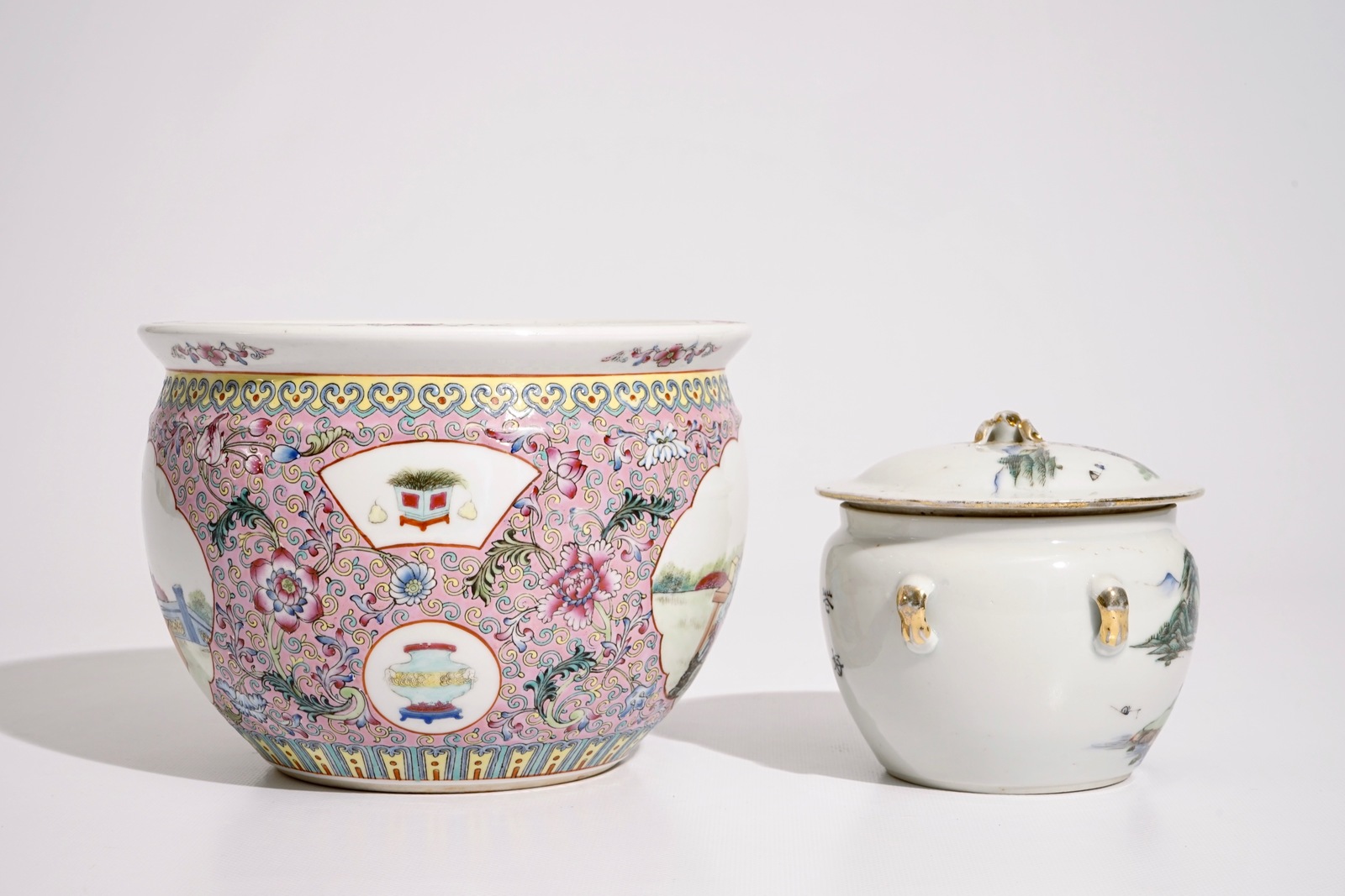 A Chinese qianjiang cai food bowl and cover and a famille rose flowerpot, 19/20th C. Dia.: 21 cm - - Image 3 of 7