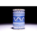 A Dutch Delft blue and white albarello with ornamental design, 17th C. H.: 16 cm - Dia.: 10 cm