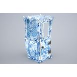 A blue and white model of a sedan chair in Dutch Delft style, France, 19th C. H.: 23,5 cm - W.: 9,
