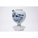 A Dutch Delft blue and white wet drug jar "E5:Rad:Aper:", 18th C. H.: 21 cm - Dia.: 18 cm Marked