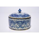 A Dutch Delft blue and white tobacco box and cover, 18th C. Dia.: 17 cm - H.: 13 cm Condition