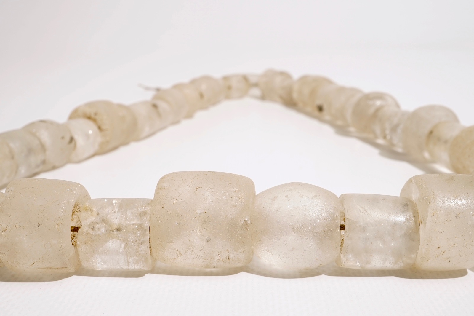 A pre-Columbian rock crystal necklace, Tairona culture carved stone pendants, Colombia, 15/10th C. - Image 3 of 3