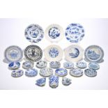 A collection of excavated blue and white Dutch Delftware and maiolica wares, 17th C. Dia.: 9 cm -