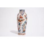 A gadrooned Dutch Delft cashmire palette vase with birds among flowers, ca. 1700 H.: 20,5 cm