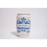 A Dutch Delft blue and white albarello-shaped pharmacy drug jar, 18th C. H.: 17 cm - Dia.: 11 cm