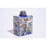 A rectangular Dutch Delft cashmire palette tea caddy with pewter lid, ca. 1700 Dim.: H.: 14,5 cm-