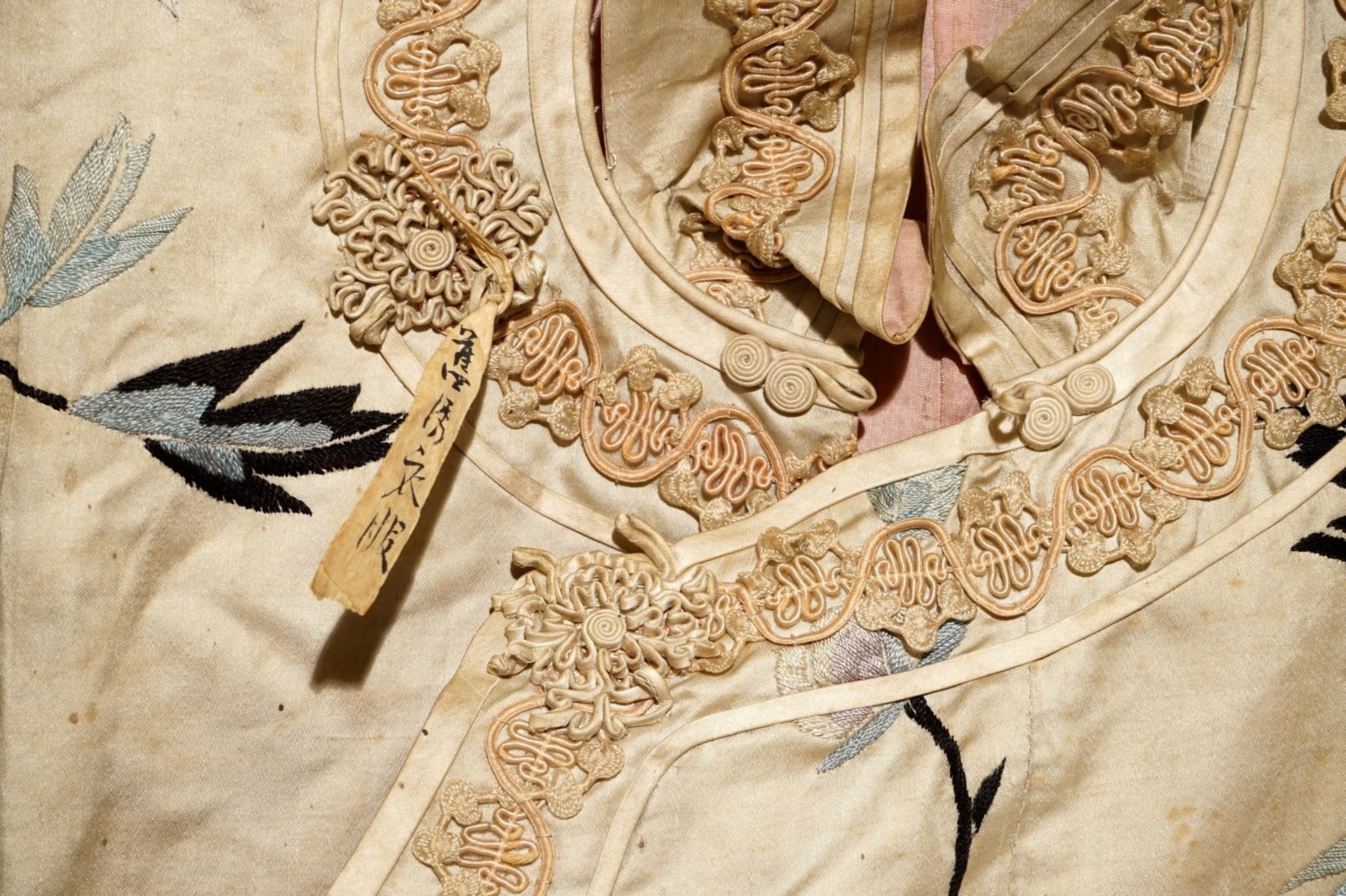 A Chinese embroidered silk woman's robe, late Qing or early Republic - Image 3 of 7